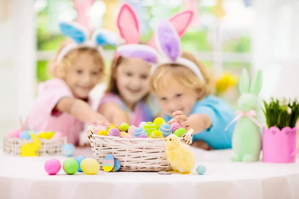 Kinder Färben Ostereier Kinder Hasenohren Färben Bunte Eier Für Die — Stockfoto