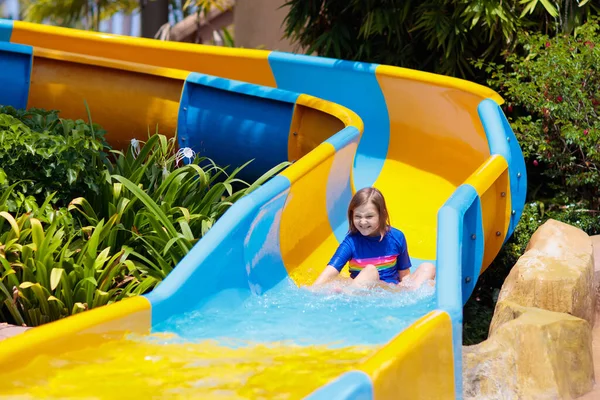 Kinderen Waterglijbaan Het Aquapark Kinderen Die Zich Vermaken Glijbanen Familievakantie — Stockfoto