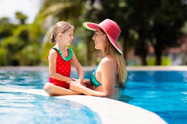 スイミングプールでの母親と子供 ママと子供は熱帯のリゾートで泳いでいます 若い女性と赤い水着と夏のビーチの休暇に帽子の女の子 子供と家族のための休日と旅行 — ストック写真