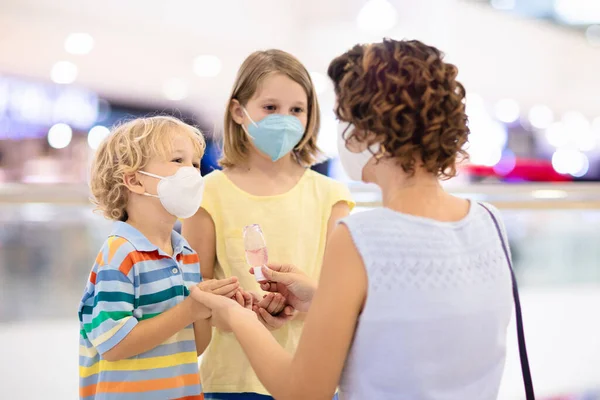 Famille Avec Enfants Masque Facial Dans Centre Commercial Aéroport Mère — Photo