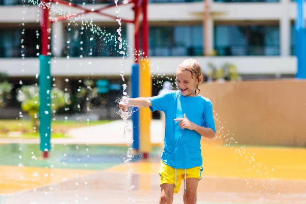 Gyerekek Csúszdáznak Aquaparkban Gyerekek Szórakozás Csúszdák Családi Nyaralás Trópusi Üdülőhelyen — Stock Fotó