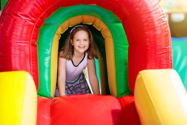Dziecko Skaczące Kolorowym Placu Zabaw Trampolina Dzieci Wskakują Nadmuchiwanego Zamku — Zdjęcie stockowe