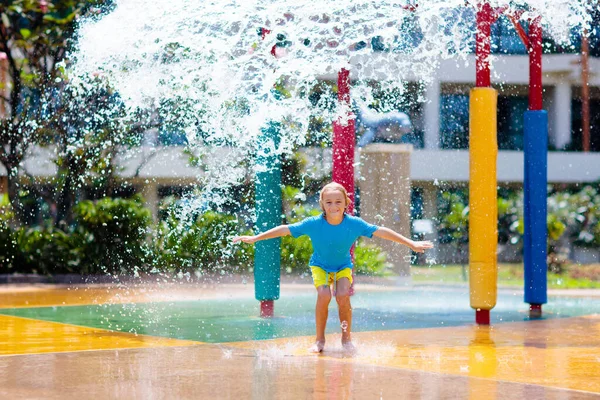 Criança Brincando Sob Balde Ponta Parque Aquático Crianças Brincam Com — Fotografia de Stock