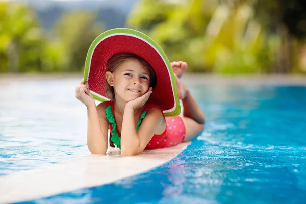 Bambino Piscina Vacanza Tropicale Famiglie Con Bambini Bambina Con Costume — Foto Stock