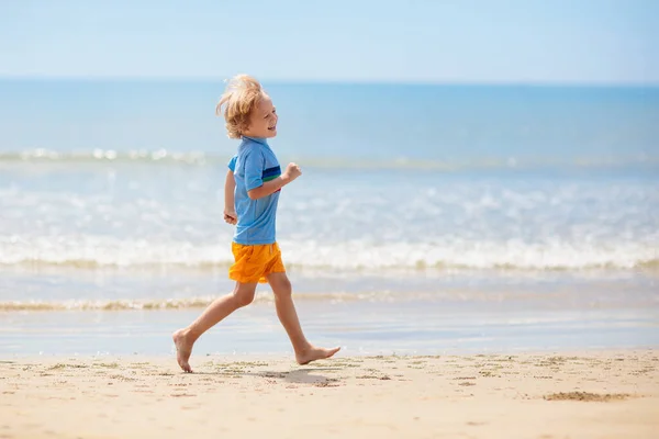Діти Грають Тропічному Пляжі Діти Плавають Грають Морі Літніх Сімейних — стокове фото