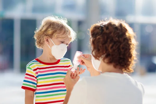 Famille Avec Enfants Masque Facial Dans Centre Commercial Aéroport Mère — Photo