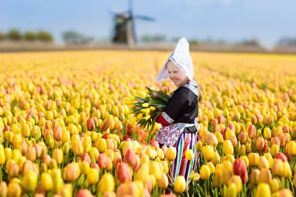 Kind Tulp Bloem Veld Met Windmolen Nederland Nederlands Meisje Traditionele — Stockfoto