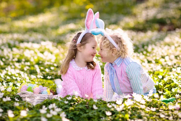 Paaseieren Zoeken Voorjaarstuin Kinderen Zoek Naar Kleurrijke Eieren Snoep Verborgen — Stockfoto