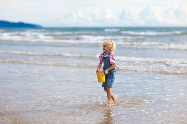 Barn Leker Tropiska Stranden Liten Pojke Med Hink Och Spade — Stockfoto