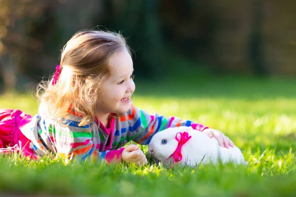 Ребенок Играет Белым Кроликом Маленькая Девочка Кормит Гладит Белого Кролика — стоковое фото