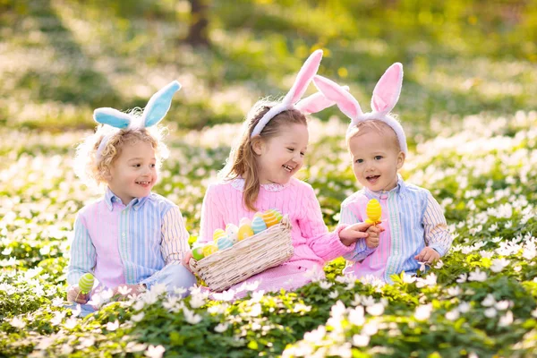 Caça Ovo Páscoa Jardim Primavera Crianças Busca Ovos Coloridos Doces — Fotografia de Stock