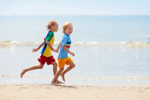 Crianças Brincando Praia Tropical Crianças Nadam Brincam Mar Nas Férias — Fotografia de Stock