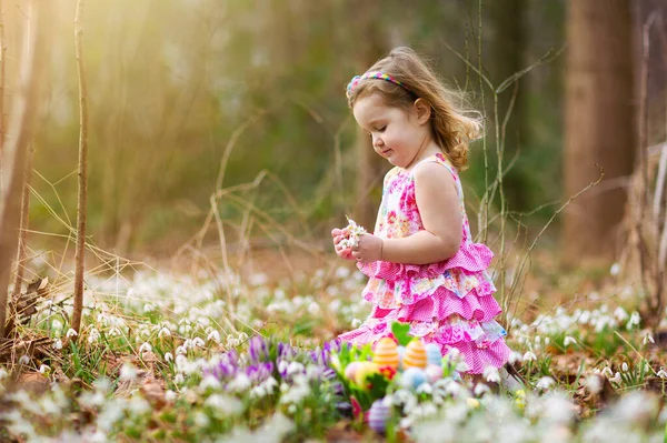 Niño Caza Del Huevo Pascua Jardín Floreciente Con Flores Primavera — Foto de Stock