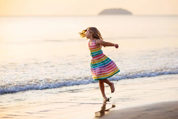 Criança Brincando Praia Oceano Miúdo Saltar Nas Ondas Pôr Sol — Fotografia de Stock