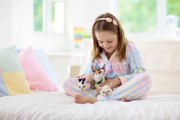 Barn Leker Med Katten Sängen Vitt Sovrum Grabben Håller Vit — Stockfoto