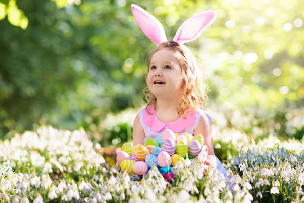 Kind Auf Ostereiersuche Blühenden Kirschbaumgarten Mit Frühlingsblumen Kind Mit Bunten — Stockfoto