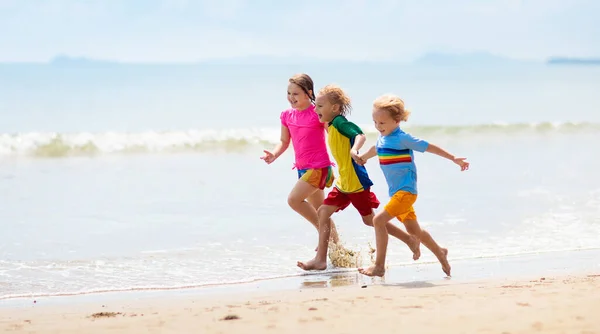 Tropik Plajda Oynayan Çocuklar Çocuklar Yaz Tatilinde Yüzer Denizde Oynarlar — Stok fotoğraf