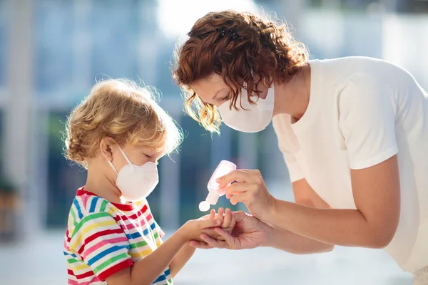 Alışveriş Merkezinde Havaalanında Maskeli Çocuklar Anne Çocuk Koronavirüs Grip Salgını — Stok fotoğraf