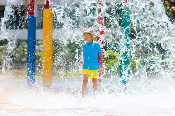 Niño Jugando Bajo Cubo Punta Parque Acuático Los Niños Juegan — Foto de Stock