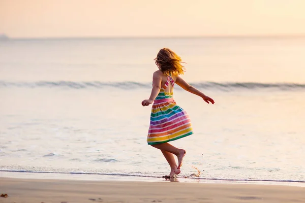 Criança Brincando Praia Oceano Miúdo Saltar Nas Ondas Pôr Sol — Fotografia de Stock