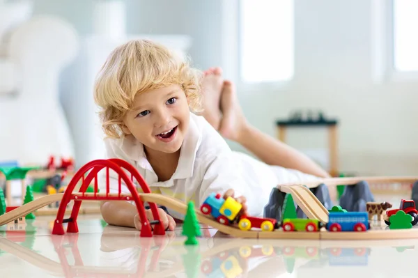 Dzieci Bawią Się Drewnianą Koleją Dziecko Zabawkowym Pociągiem Zabawki Edukacyjne — Zdjęcie stockowe