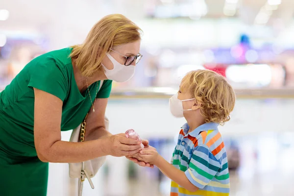 Famille Avec Enfants Masque Facial Dans Centre Commercial Aéroport Mère — Photo