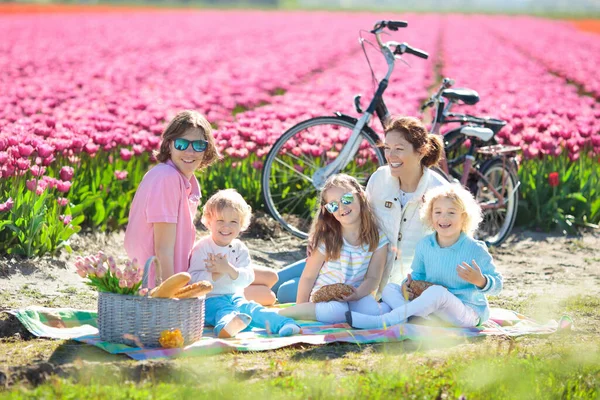 Familie Picknick Bloemen Tulpenvelden Nederland Jonge Moeder Kinderen Eten Lunch — Stockfoto