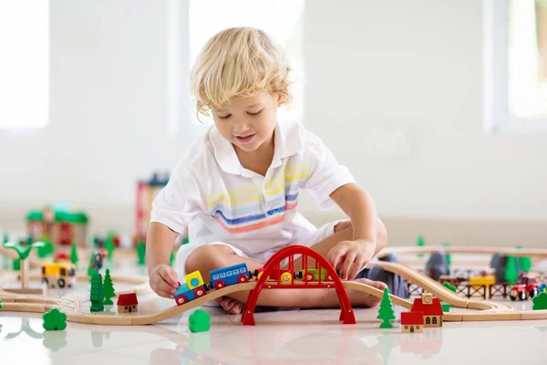 Los Niños Juegan Con Ferrocarril Madera Niño Con Tren Juguete — Foto de Stock