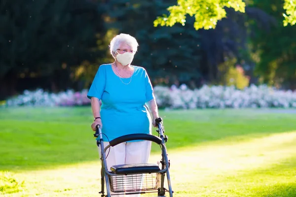 Oudere Vrouw Met Gezichtsmasker Tijdens Corona Virus Griep Uitbraak Ziekte — Stockfoto