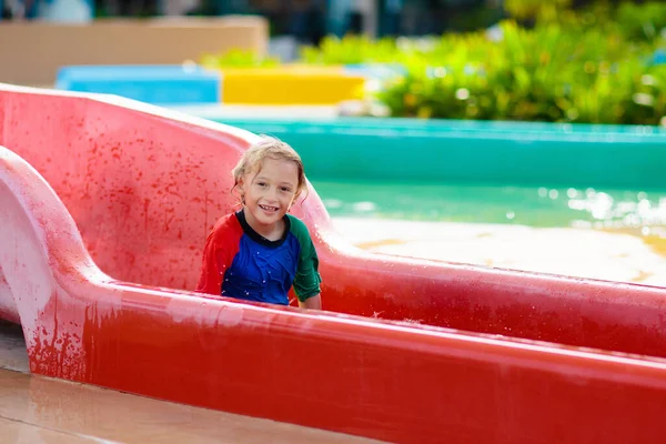 Kinder Auf Der Wasserrutsche Aquapark Kinder Vergnügen Sich Auf Wasserrutschen — Stockfoto