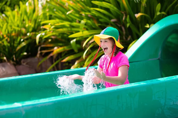 Bambini Sullo Scivolo Acqua Nel Parco Acquatico Bambini Che Divertono — Foto Stock