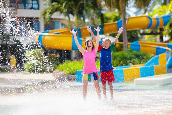 Enfant Jouant Sous Seau Pointe Dans Parc Aquatique Les Enfants — Photo