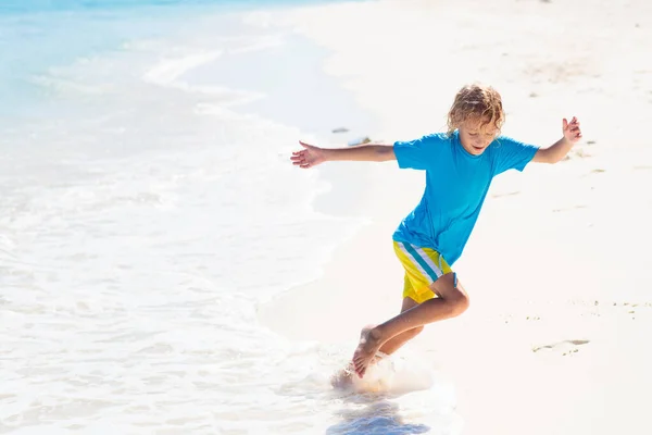 Bambini Che Giocano Sulla Spiaggia Tropicale Bambini Nuotano Giocano Mare — Foto Stock