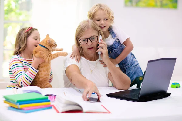Mutter Arbeitet Von Hause Mit Kindern Quarantäne Und Geschlossene Schule — Stockfoto