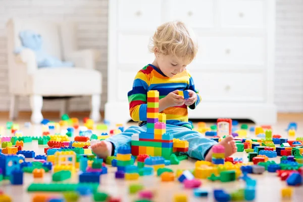 Ребёнок Играет Красочными Игрушечными Блоками Башня Мальчиков Дому Детском Саду — стоковое фото