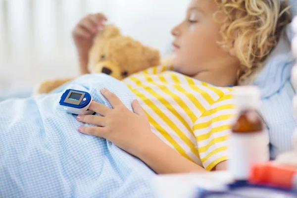 Kranker Kleiner Junge Mit Pulsoximeter Finger Asthmabehandlung Krankes Kind Liegt — Stockfoto