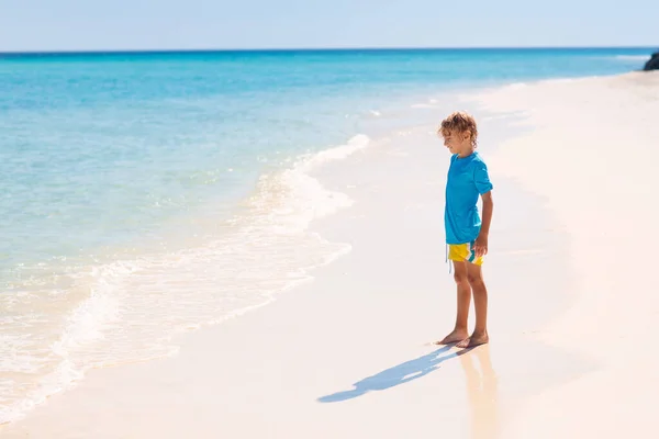 Barn Leker Tropiska Stranden Barn Simmar Och Leker Till Sjöss — Stockfoto