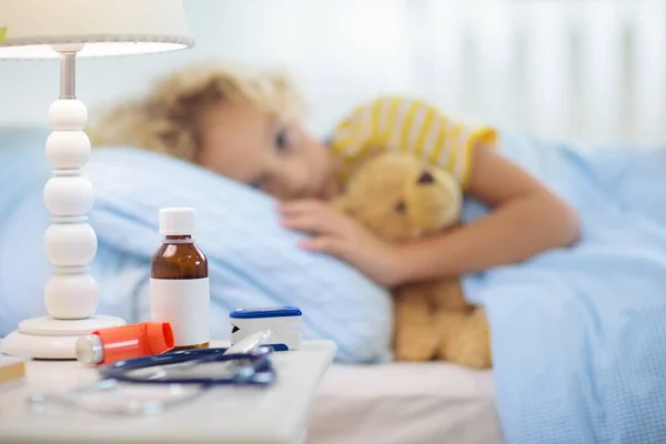 生病的小男孩哮喘药物 生病的孩子躺在床上 有卧床吸入器治疗咳嗽的病童 流感季节 为年轻病人提供的卧室或医院房间 保健和药物治疗 — 图库照片