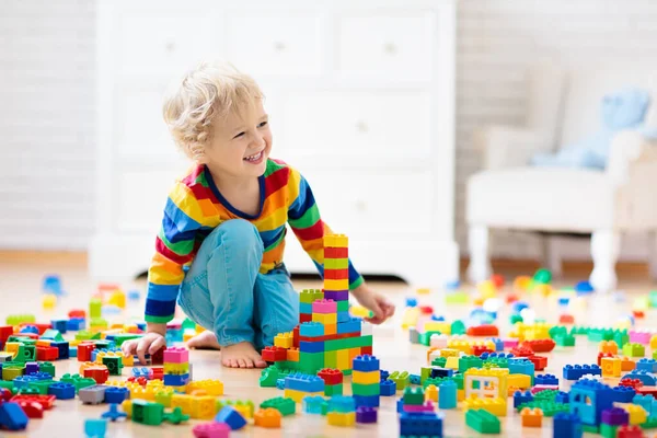 Criança Brincando Com Blocos Brinquedo Coloridos Menino Edifício Torre Casa — Fotografia de Stock