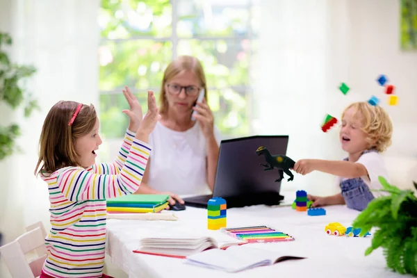 Moeder Die Thuis Werkt Met Kinderen Quarantaine Gesloten School Tijdens — Stockfoto