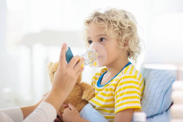 Petit Garçon Malade Avec Des Médicaments Contre Asthme Mère Avec — Photo