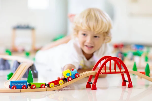 Kinderen Spelen Met Houten Spoorweg Kind Met Speelgoedtrein Educatief Speelgoed — Stockfoto
