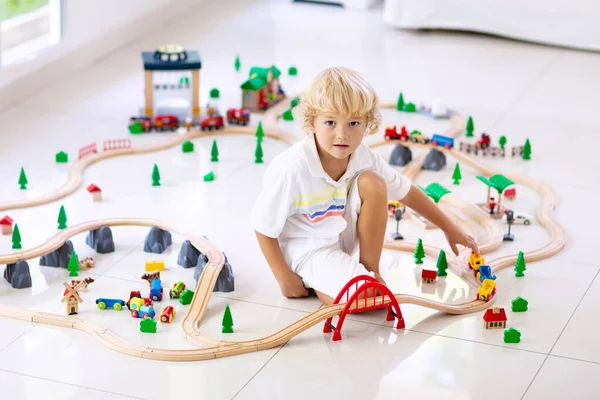 Bambini Giocano Con Ferrovia Legno Bambino Con Trenino Giocattolo Giocattoli — Foto Stock