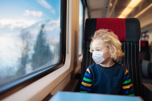 Niño Tren Con Máscara Facial Brote Virus Coronavirus Pandemia Gripe —  Fotos de Stock