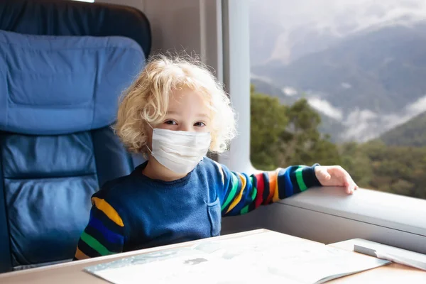 Enfant Train Avec Masque Facial Éclosion Virale Coronavirus Pandémie Grippe — Photo