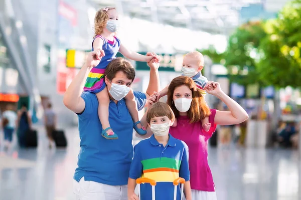 Famiglia Aeroporto Maschera Epidemia Virus Coronavirus Pandemia Influenzale Viaggio Sicuro — Foto Stock