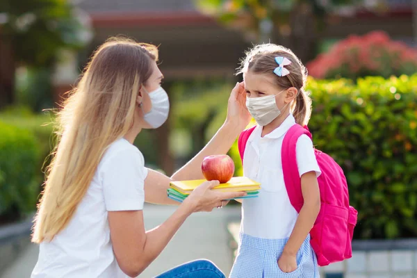 Mor Barn Med Ansiktsmaske Som Går Skolen Kronavirus Eller Influensautbrudd – stockfoto