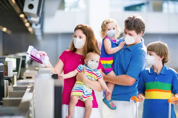 Famiglia Aeroporto Maschera Epidemia Virus Coronavirus Pandemia Influenzale Viaggio Sicuro — Foto Stock