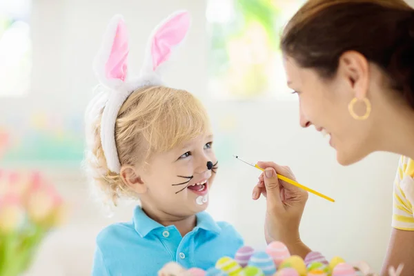 Mãe Filhos Cor Ovos Páscoa Pintura Facial Para Criança Menino — Fotografia de Stock