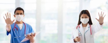 Steteskop ve maske takan Asyalı doktor ya da hemşire. Asya 'daki koronavirüs salgınında uzman. Virüs salgını. Hastane ve klinik personeli. Hastalığı önleme. Sağlık bakımı uzmanı.